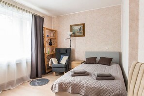 Escritorio, tabla de planchar con plancha, wifi y ropa de cama 