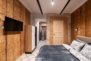 Escritorio, tabla de planchar con plancha, wifi y ropa de cama 