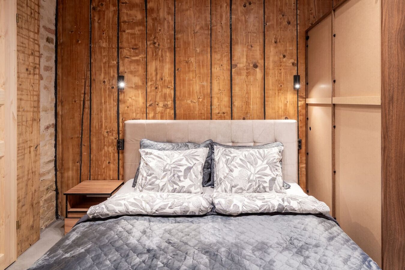 Escrivaninha, ferros/tábuas de passar roupa, Wi-Fi, roupa de cama