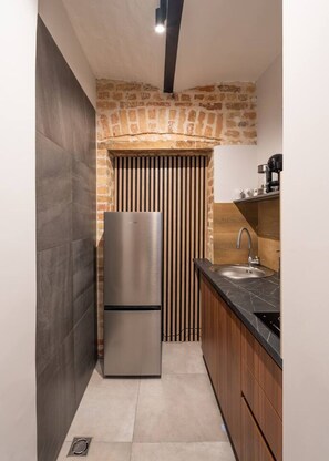 Fridge, microwave, stovetop, dishwasher - The parkside ground-floor apart | street parking (Rīga)