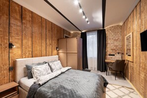 Escritorio, tabla de planchar con plancha, wifi y ropa de cama 