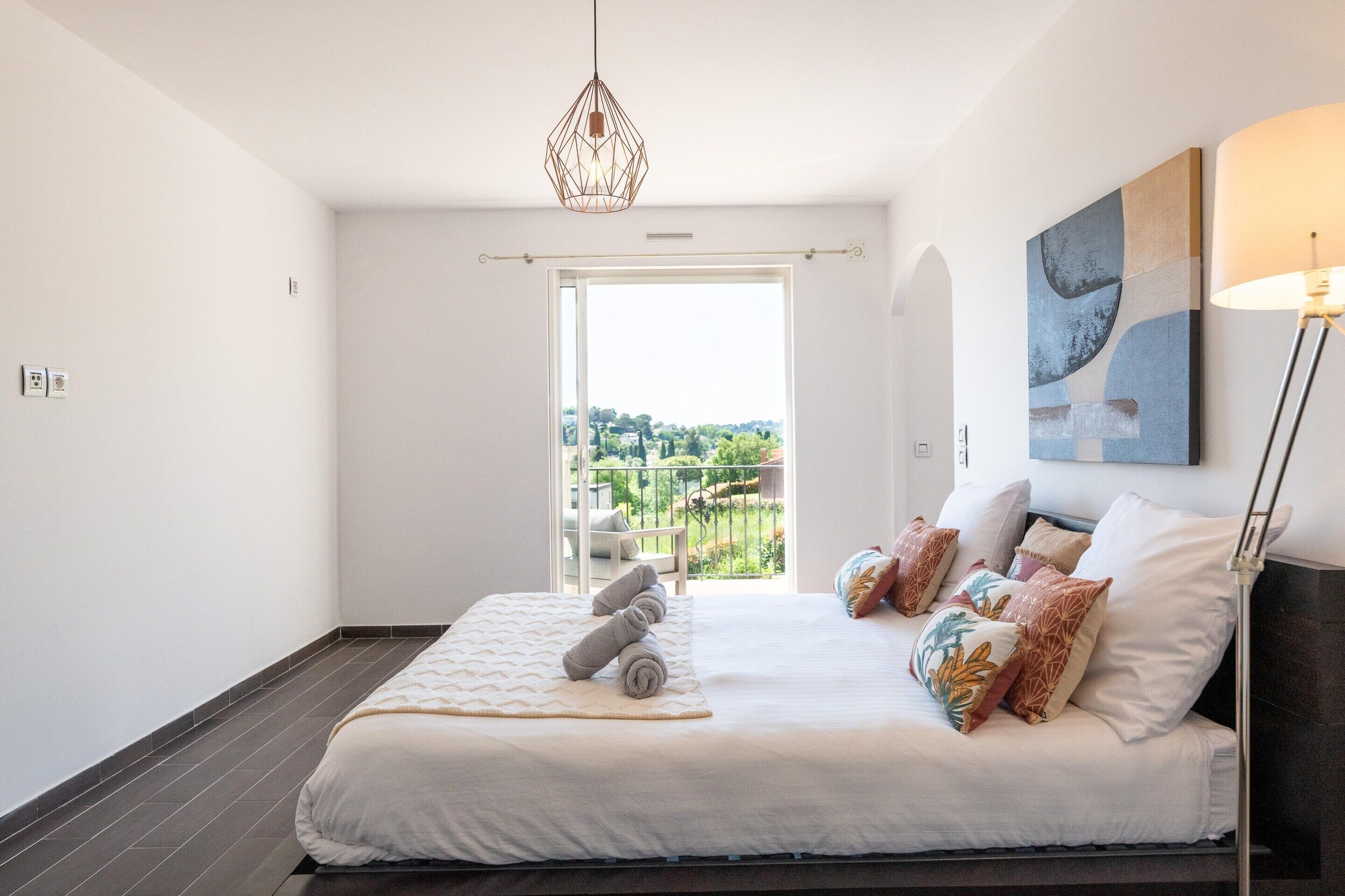 5 bedrooms, laptop workspace, iron/ironing board, bed sheets