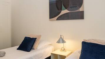 House | 5 bedrooms, laptop workspace, iron/ironing board, bed sheets