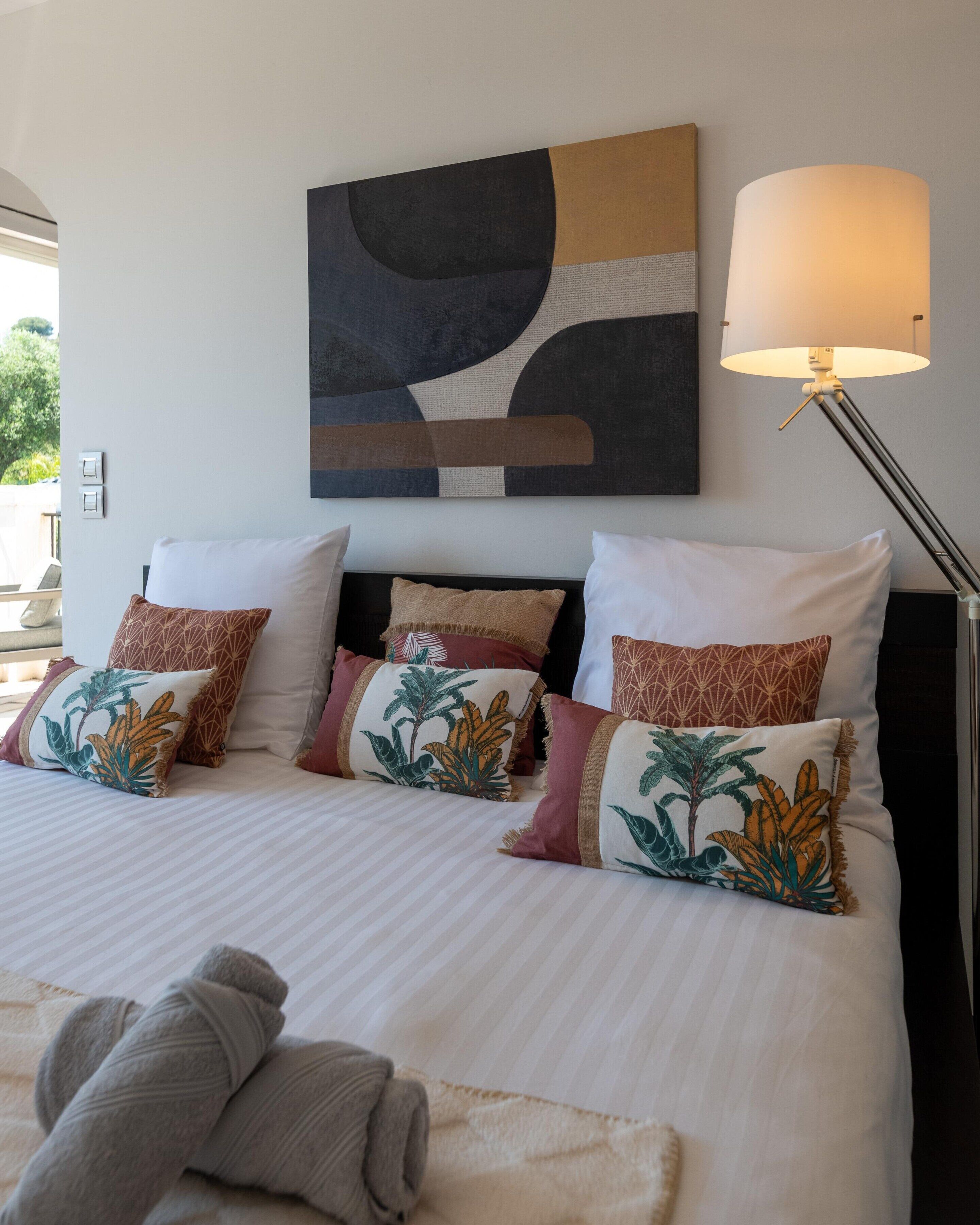 House | 5 bedrooms, laptop workspace, iron/ironing board, bed sheets