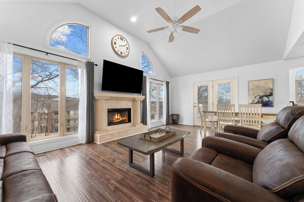 Smart TV, fireplace, ping pong - Walk-In 3BR| Kings + Recliners | Pointe Royale (Branson)