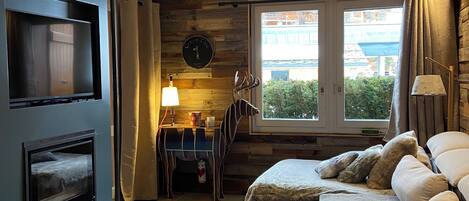 Télévision, cheminée, lecteur de DVD