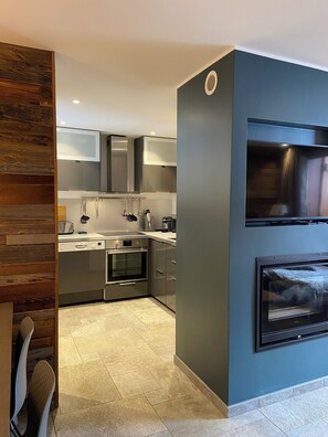 Réfrigérateur, four à micro-ondes, un four, surface de cuisson