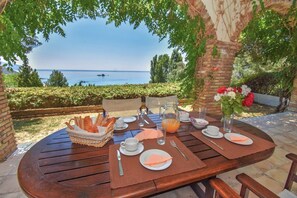 Outdoor dining - Tyche Two Bedroom Apartment (Pelekas)
