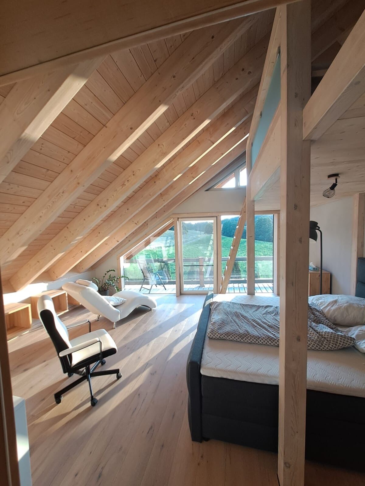 2 bedrooms, desk, WiFi, bed sheets