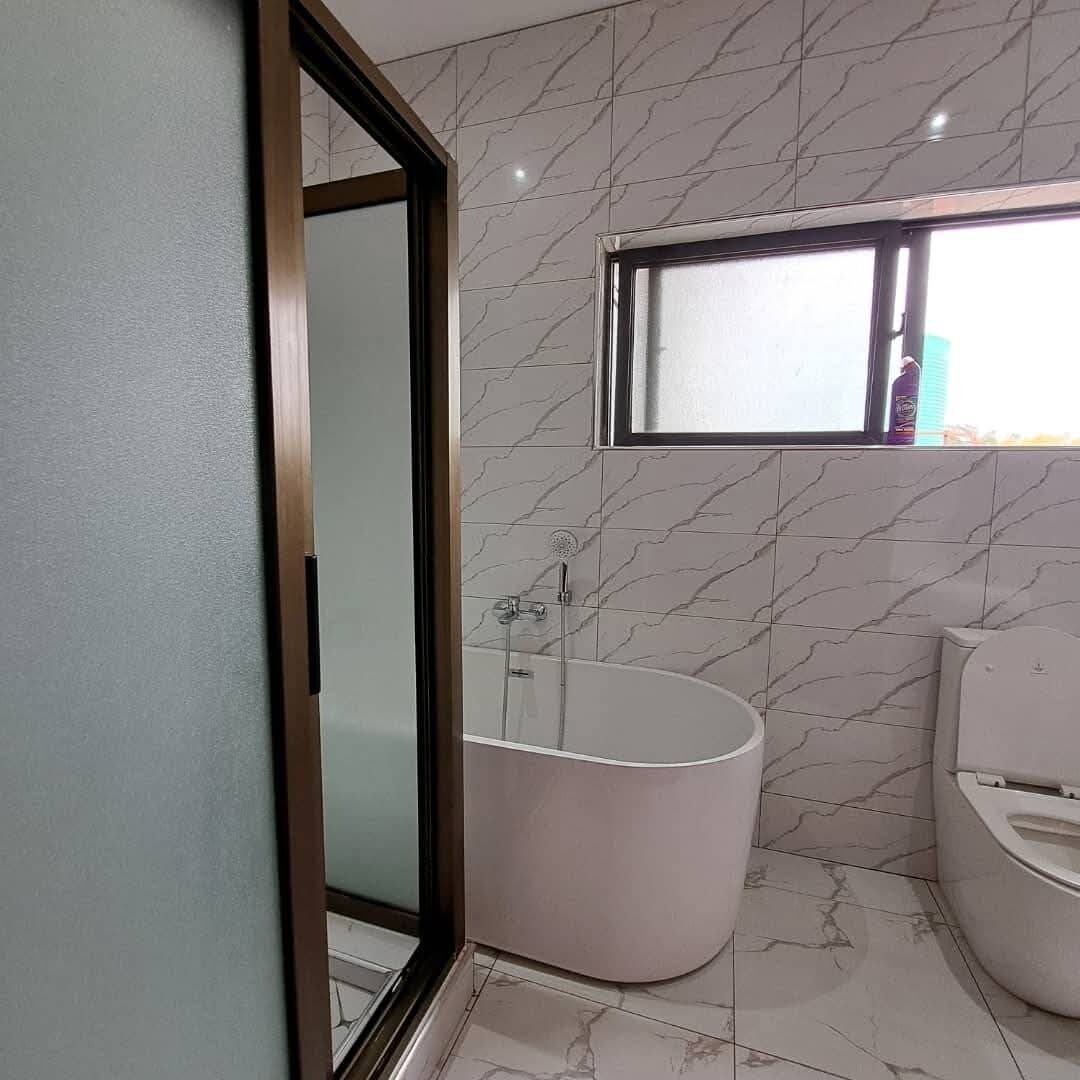 Douche, serviettes fournies, papier toilette