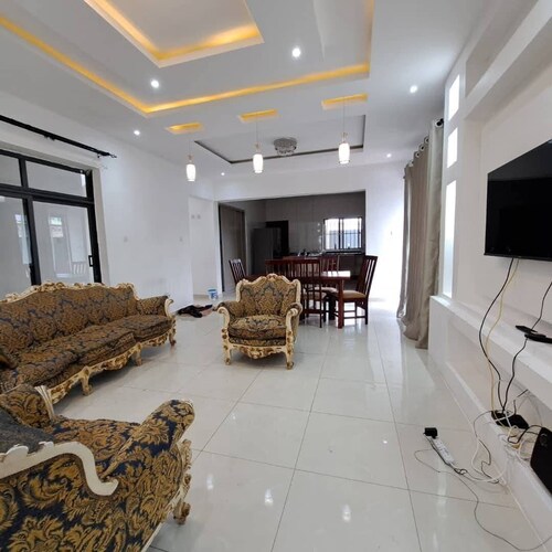 4-bedroom villa in soothing Ibex hill with cool breeze