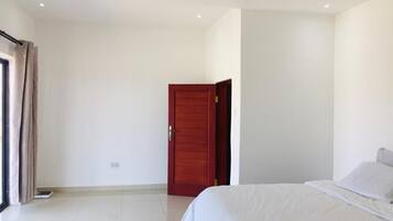 4 室のベッドルーム、アイロン / アイロン台、WiFi、ベッドシーツ