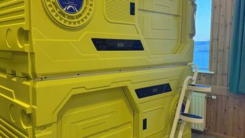 Habitación básica doble, patio, vistas a la montaña | Interior