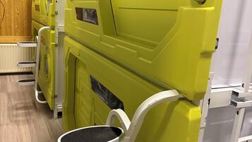 Habitación básica doble, patio, vistas a la montaña | Sala de fitness