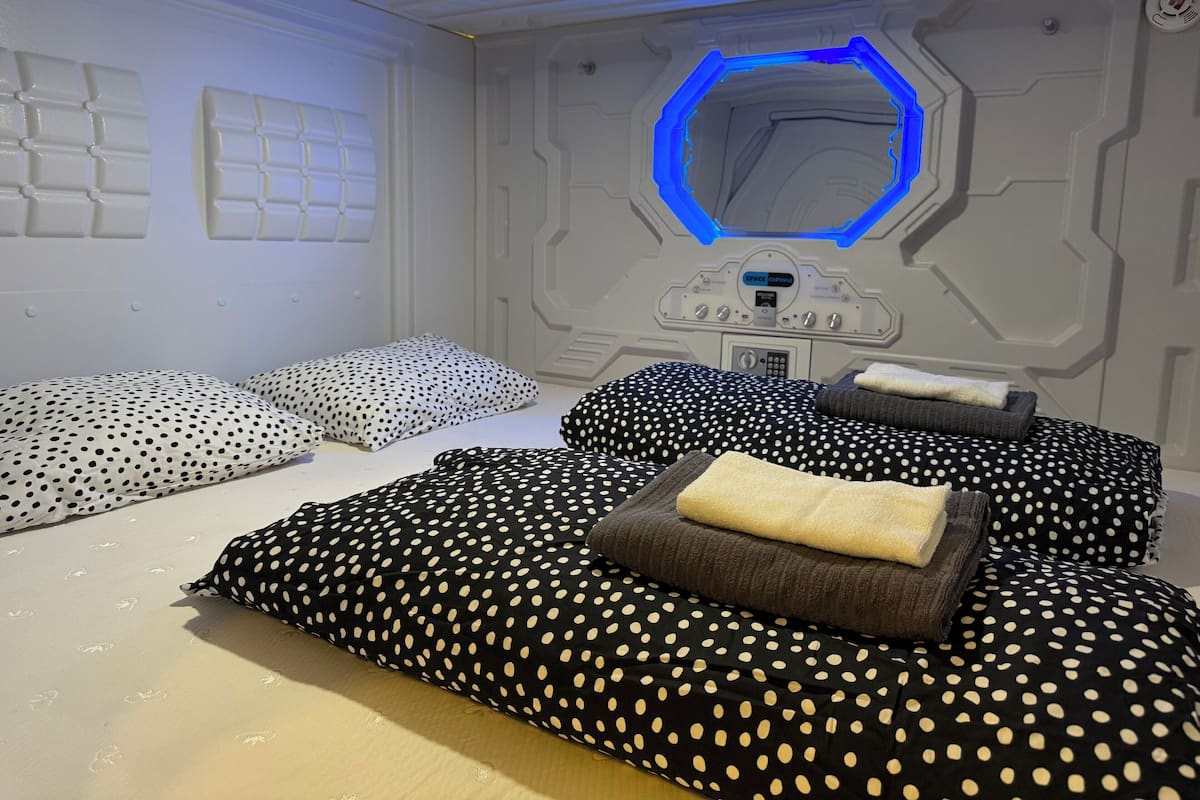 Double Capsule Room | Truy cập Internet không dây miễn phí, bộ trải giường 