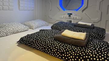 Double Capsule Room | Wi-Fi gratis dan seprai linen