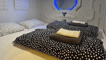 Double Capsule Room | Wifi gratis y ropa de cama