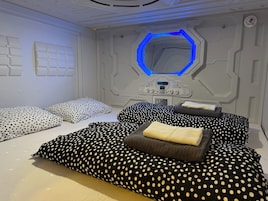 Double Capsule Room | WiFi (free), bed sheets