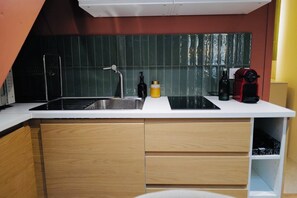 Frigorifero, microonde, piano cottura, macchina per tè/caffè