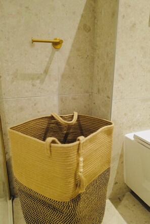 Doccia, asciugacapelli, asciugamani, sapone