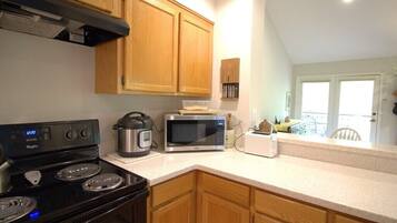 Coffee/tea maker, fridge, microwave, oven