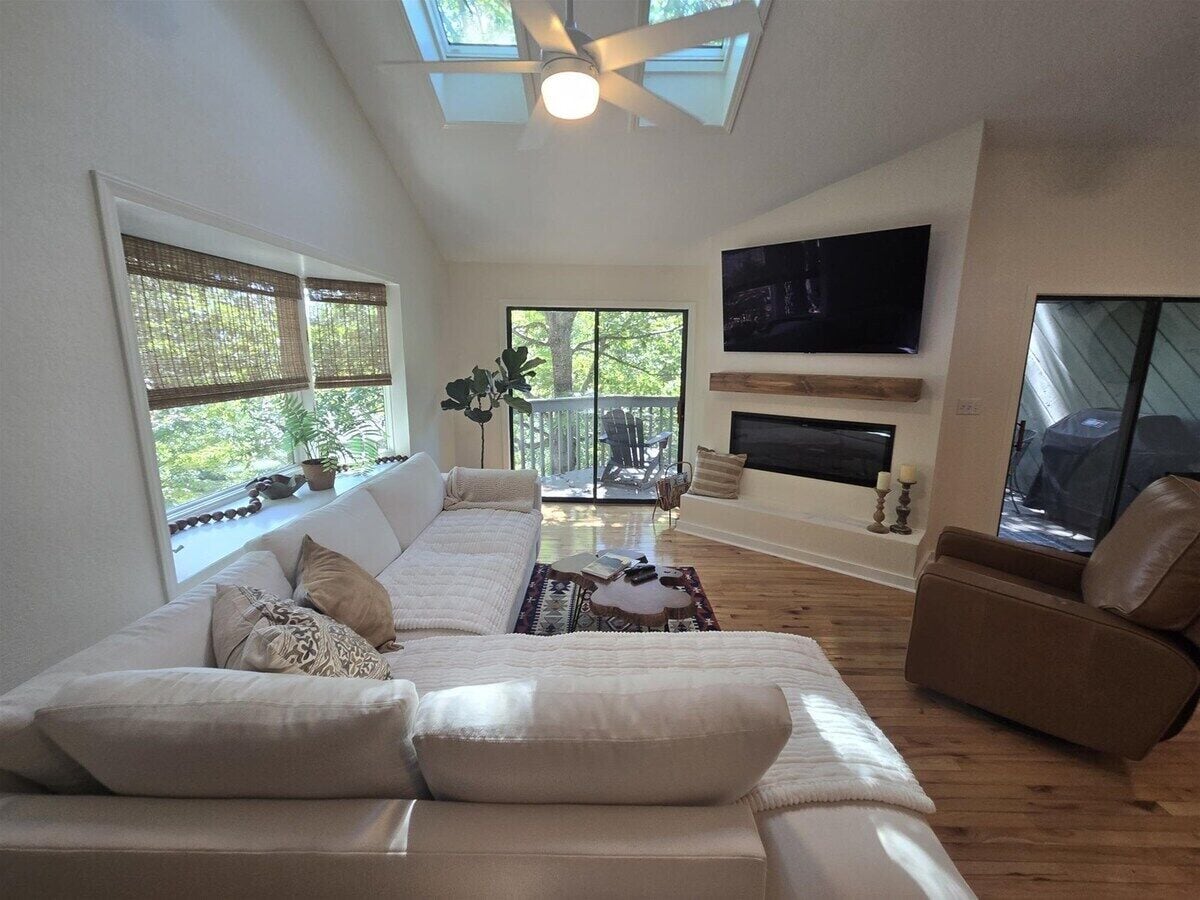 TV, fireplace