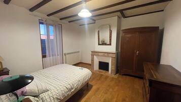 6 bedrooms, desk, iron/ironing board, WiFi