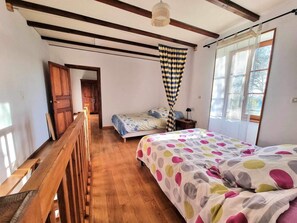 6 slaapkamers, een bureau, een strijkplank/strijkijzer, wifi