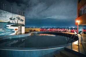 Deluxe-Apartment, Balkon, Bergblick | Pool
