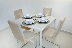 Apartment, Stadtblick | Speisen