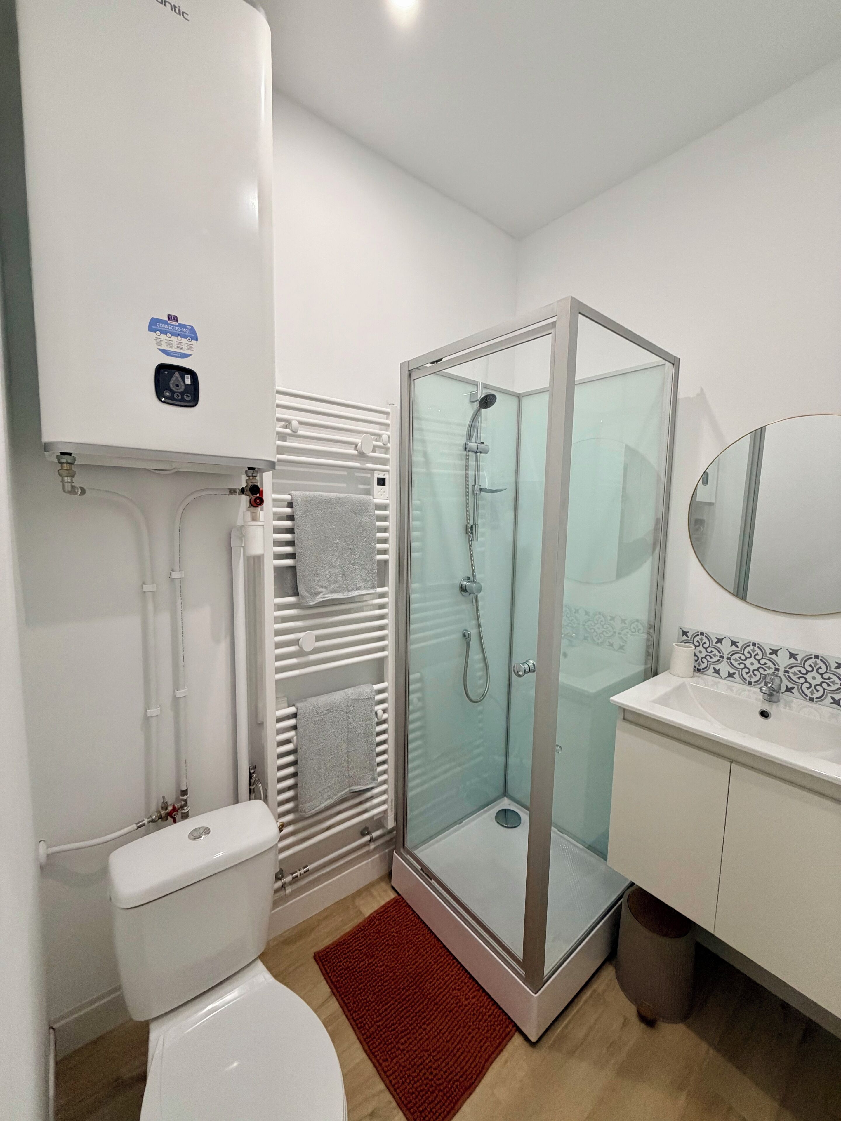 Sèche-cheveux, serviettes fournies, savon, papier toilette