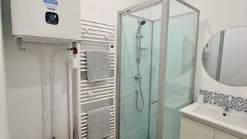 SĂšche-cheveux, serviettes fournies, savon, papier toilette