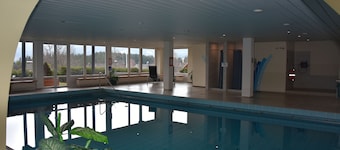 NEW! Sunny apartment with a view of the Feldberg, with sauna, swimming pool and gym