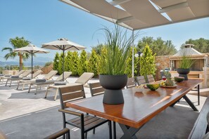 Outdoor dining - Elios Villas (Marathi)