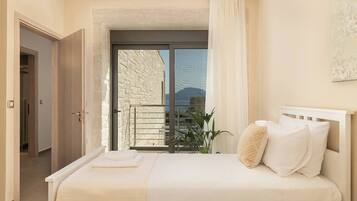 Escritorio, espacio para trabajar con laptop y cortinas blackout