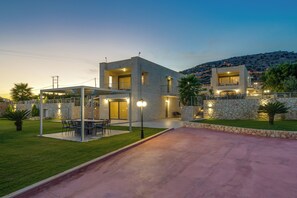 Comfort House, Ocean View | Outdoor dining - Elios Villas (Marathi)