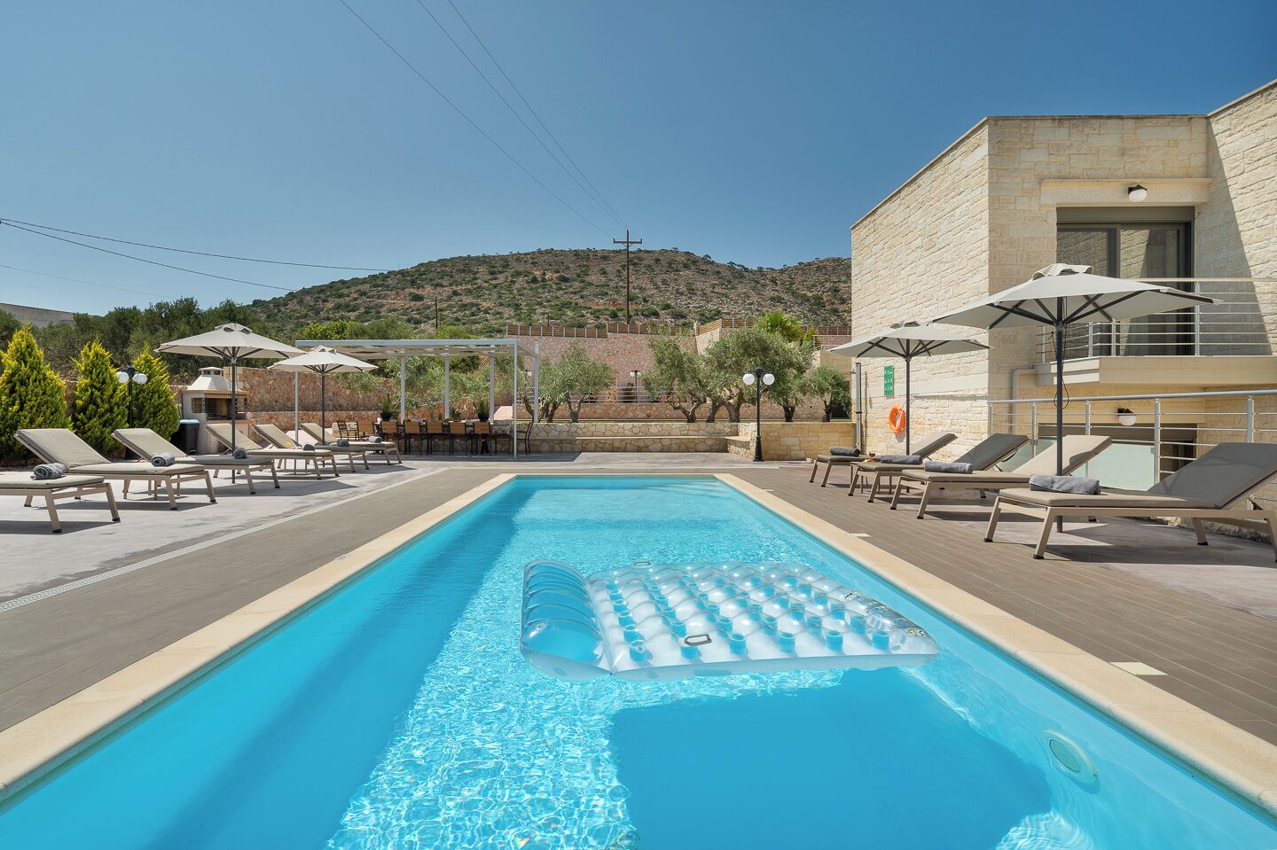 2 albercas al aire libre 