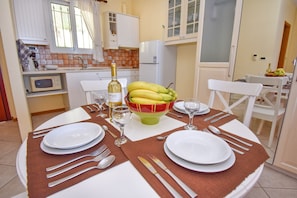 Dining - Echo One Bedroom Apartment (Pelekas)