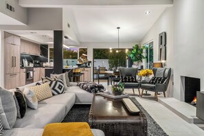 Smart TV, fireplace, books, computer monitors - Verona Marquina - Bold Design, Poolside Fun, Spa, Built-In BBQ Grill & Pizza Oven (Palm Springs)