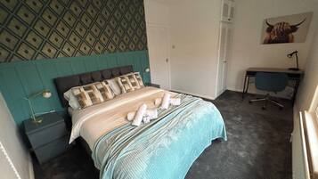 2 Schlafzimmer, Schreibtisch, Bügeleisen/Bügelbrett, WLAN