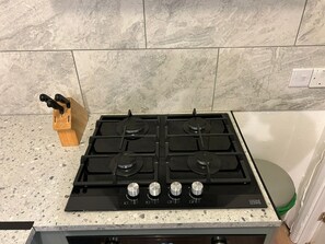 Kjøleskap, mikrobølgeovn, ovn og kaffetrakter/tekoker