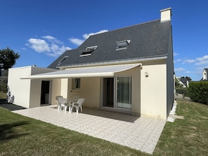 A modern house with a covered patio, a sliding glass door, and a small garden. - House for 8, near beach in Sarzeau, 4 bedrooms, garden (Sarzeau)