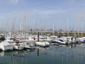 A marina with numerous boats docked, calm water, and a clear sky. - House for 8, near beach in Sarzeau, 4 bedrooms, garden (Sarzeau)