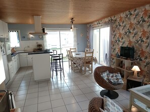 Dining - Holiday Home in Notre-Dame-de-Monts - Terrace & Garden - Pets Allowed (Notre-Dame-de-Monts)