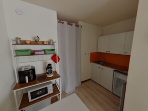 Fridge, microwave, stovetop - Large studio for 4 with pool access in Les Rousses (Les Rousses)