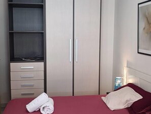 3 bedrooms, bed sheets - Bright family apartment in historic monument in Granada, city center (Granada)