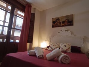 3 bedrooms, bed sheets - Bright family apartment in historic monument in Granada, city center (Granada)