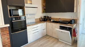 Cafetera o tetera, frigorífico, microondas y horno