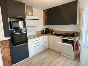 Coffee/tea maker, fridge, microwave, oven - House 4 pers, city center, near beach, WiFi (La Tranche-sur-Mer)