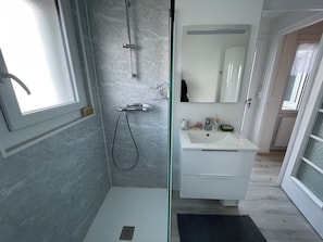 Bathroom - House 4 pers, city center, near beach, WiFi (La Tranche-sur-Mer)